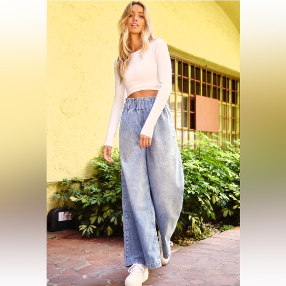 High Waist Wide Leg Jean With Side Pockets - Picture 3 of 8